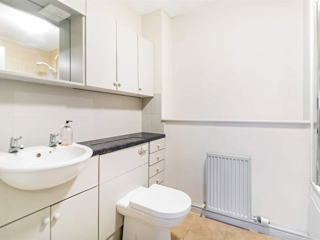2 bed flat for sale in Broomhill Drive, Broomhill, Glasgow G11, £180,000