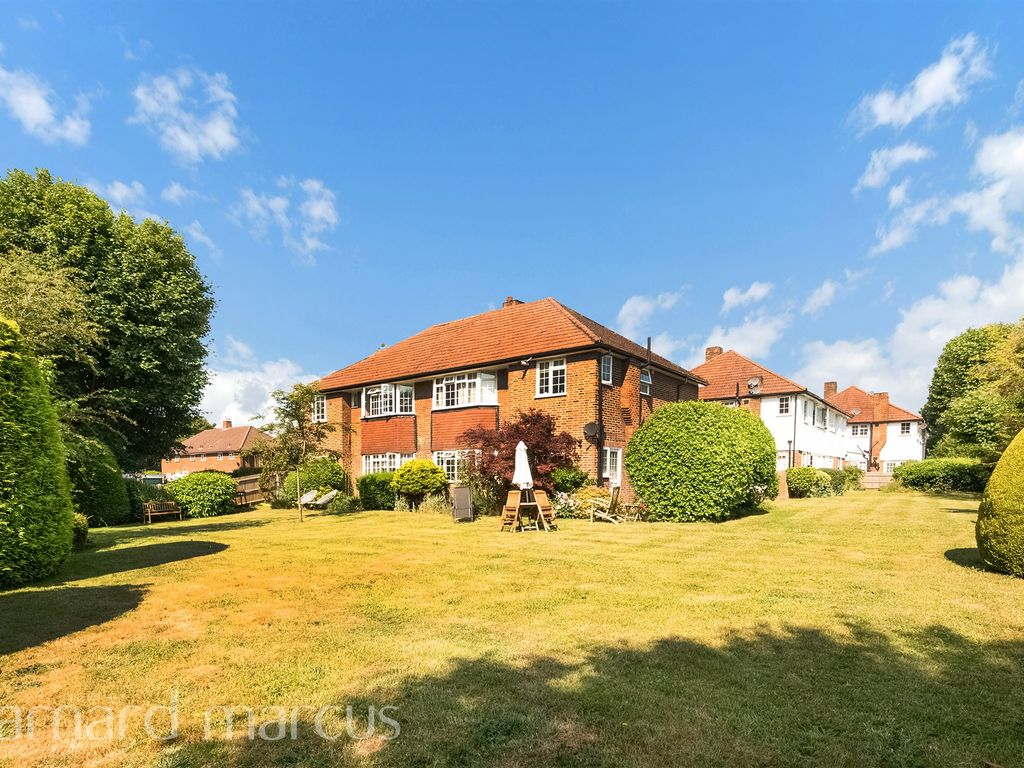 2 bed maisonette for sale in Ditton Lawn, Portsmouth Road, Thames Ditton KT7, £400,000