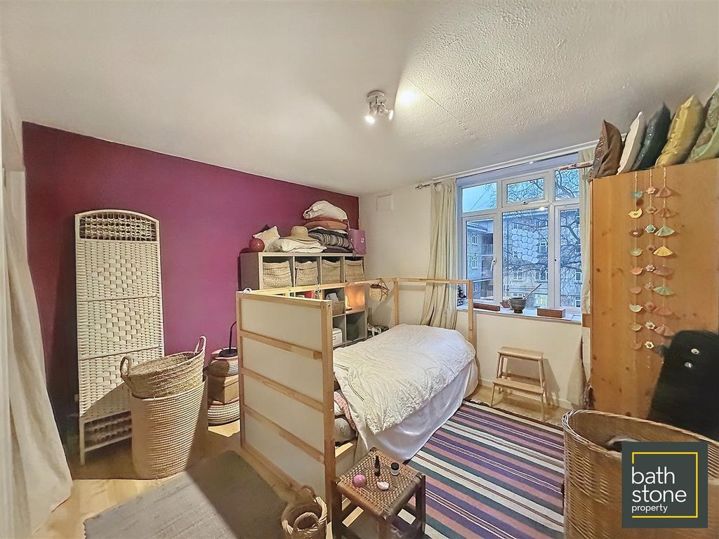 1 bed flat for sale in Bath BA1, £220,000
