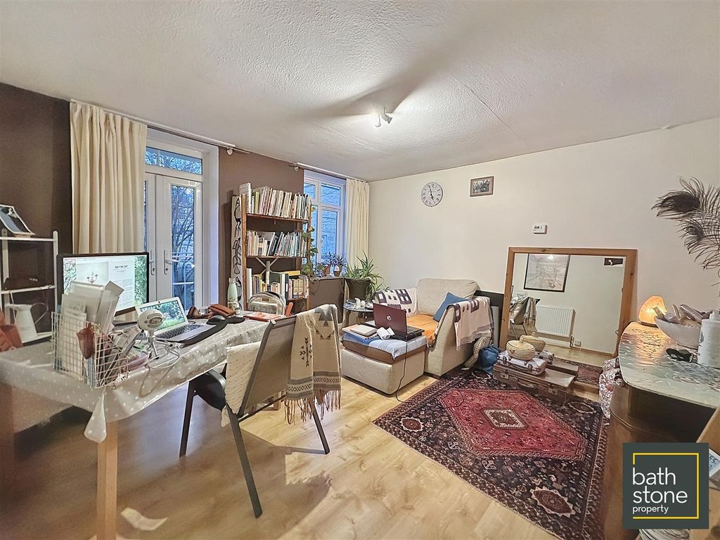 1 bed flat for sale in Bath BA1, £220,000