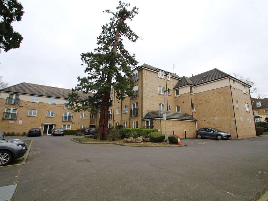 2 bed flat to rent in Harefield Road, Uxbridge UB8, £1,550 pcm