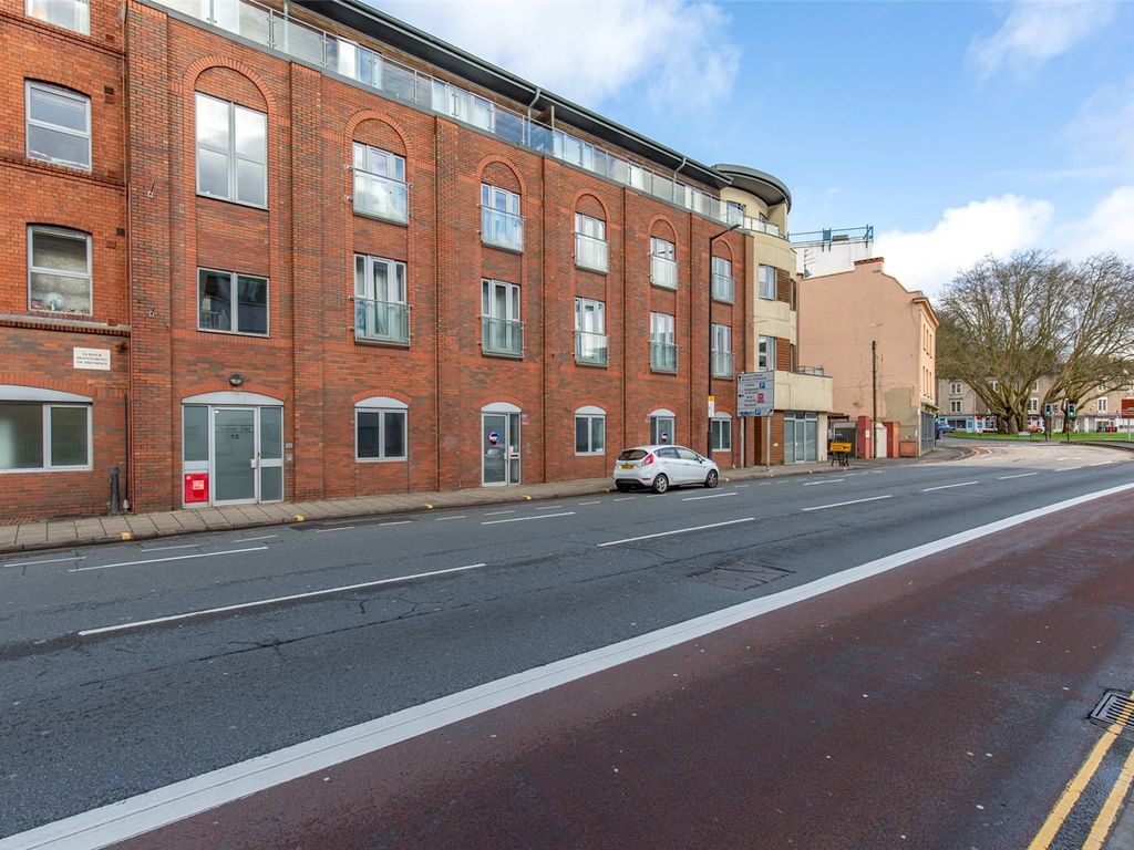 2 bed flat for sale in Hotwell Road, Bristol BS8, £325,000