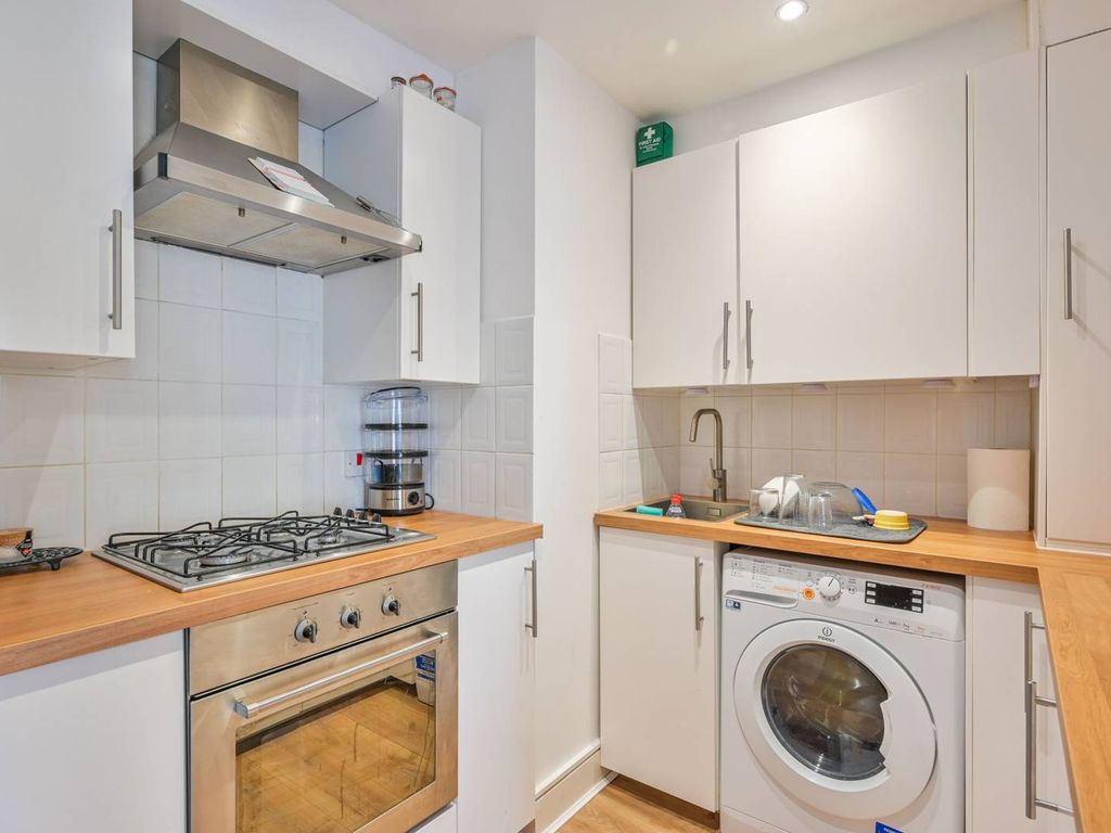 1 bed flat to rent in Kingsbridge Court, Isle Of Dogs, London E14, £2,709 pcm