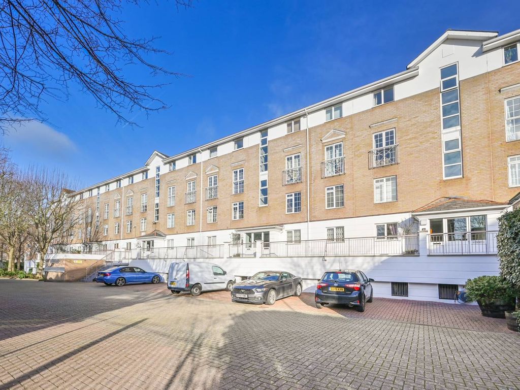 1 bed flat to rent in Kingsbridge Court, Isle Of Dogs, London E14, £2,709 pcm
