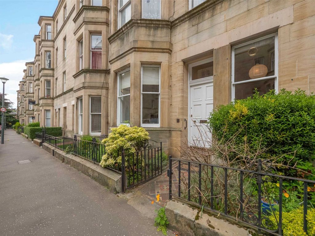 2 bed flat to rent in Bruntsfield Gardens, Edinburgh EH10, £1,600 pcm