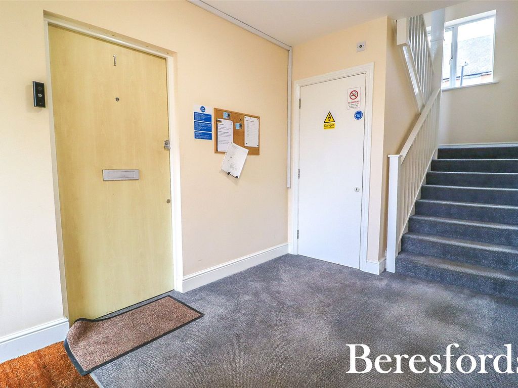 2 bed flat for sale in Avon Road, Upminster RM14, £300,000