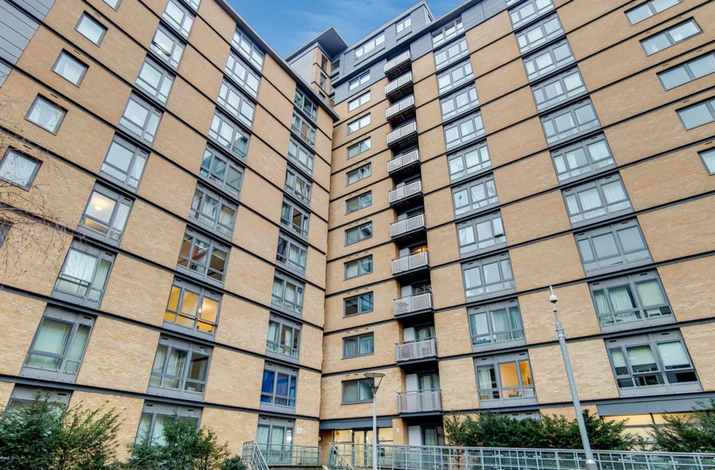 1 bed flat to rent in Trentham Court, North Acton W3, £1,700 pcm
