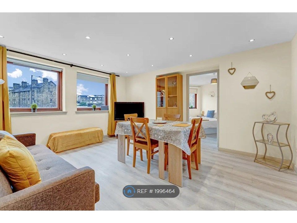 3 bed flat to rent in East Crosscauseway, Edinburgh EH8, £2,600 pcm