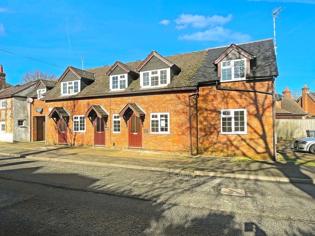 2 bed flat for sale in High Street, Prestwood, Great Missenden HP16, £225,000