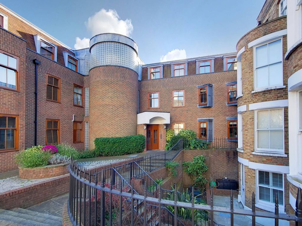 2 bed flat for sale in Lower Square, Isleworth TW7, £575,000