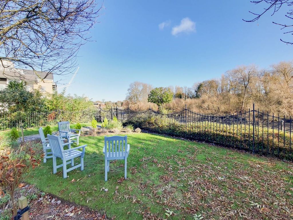 2 bed flat for sale in Lower Square, Isleworth TW7, £575,000