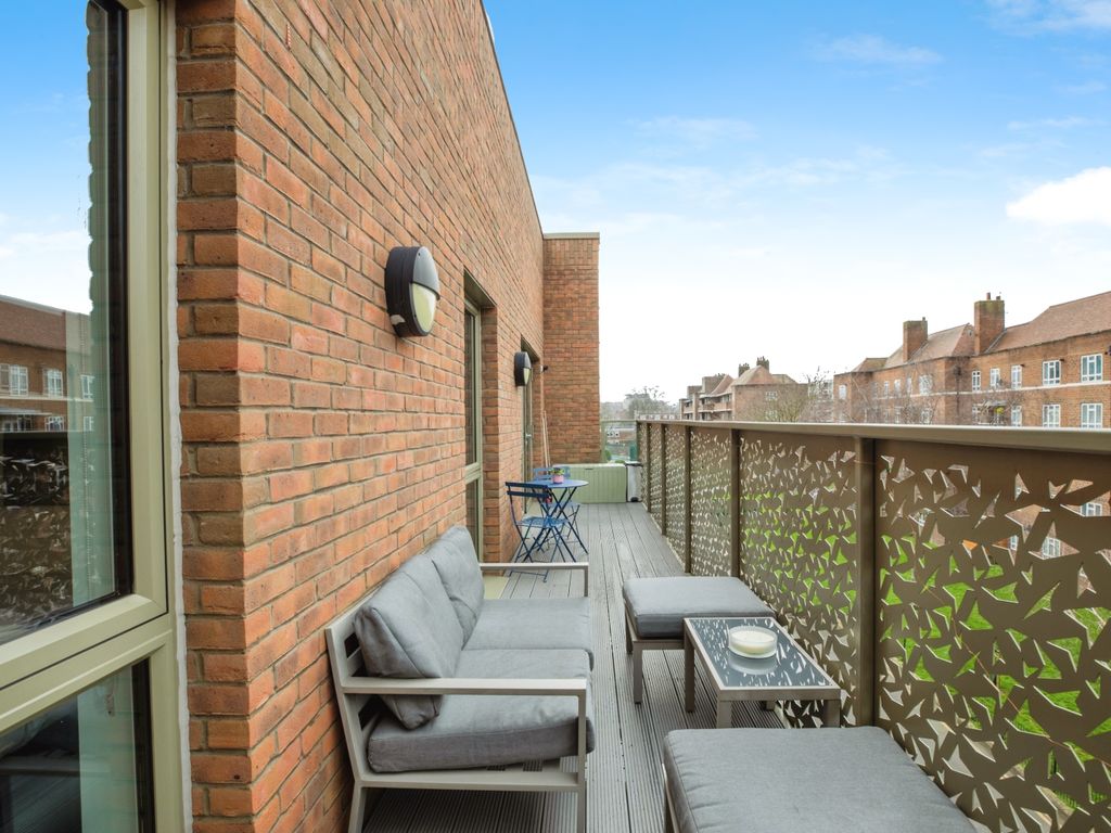 2 bed flat for sale in Broome Way, London SE5, £550,000