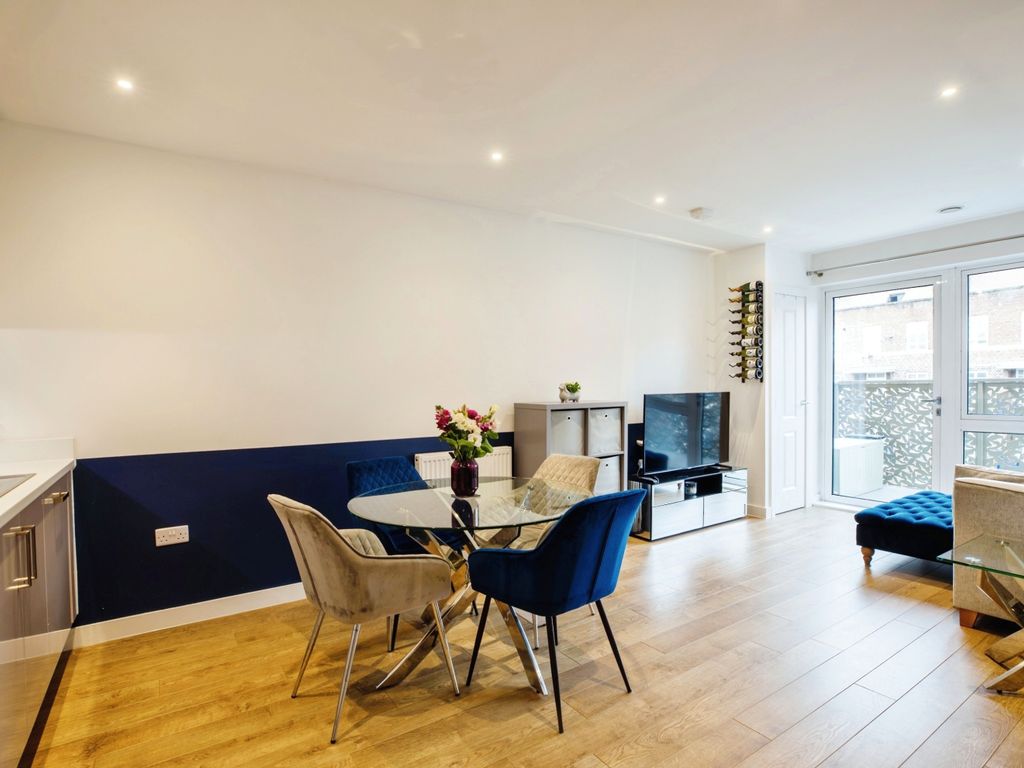 2 bed flat for sale in Broome Way, London SE5, £550,000