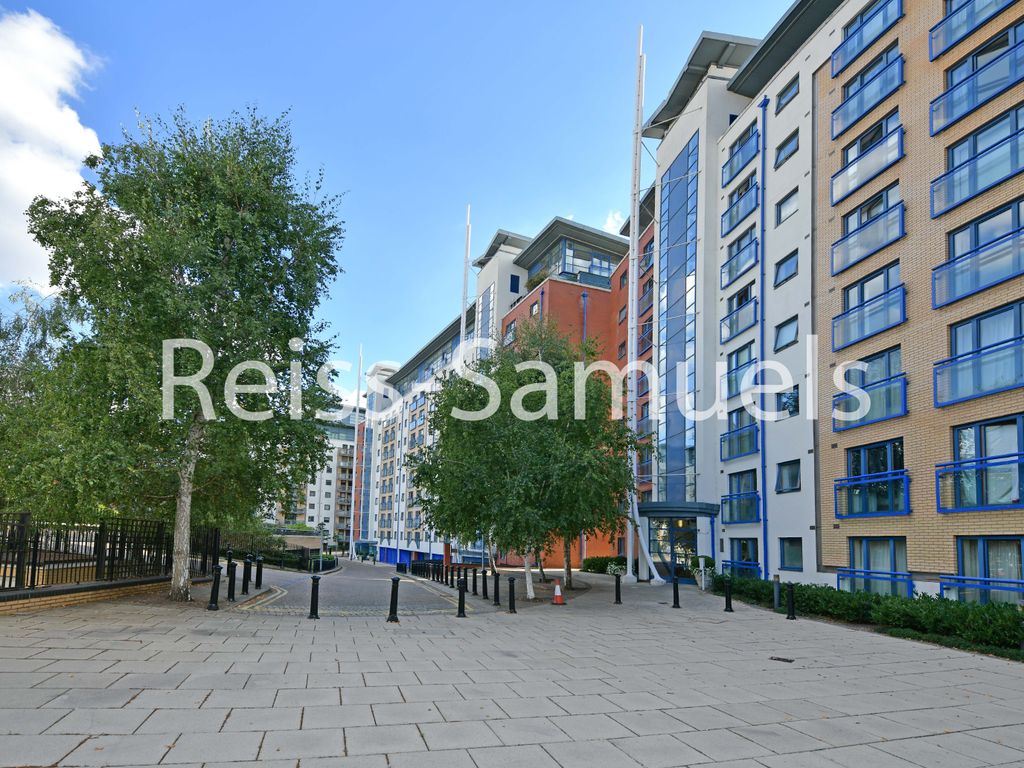 3 bed flat to rent in Nova Building, Newton Place, Isle Of Dogs, Canary Wharf, Docklands E14, £3,120 pcm