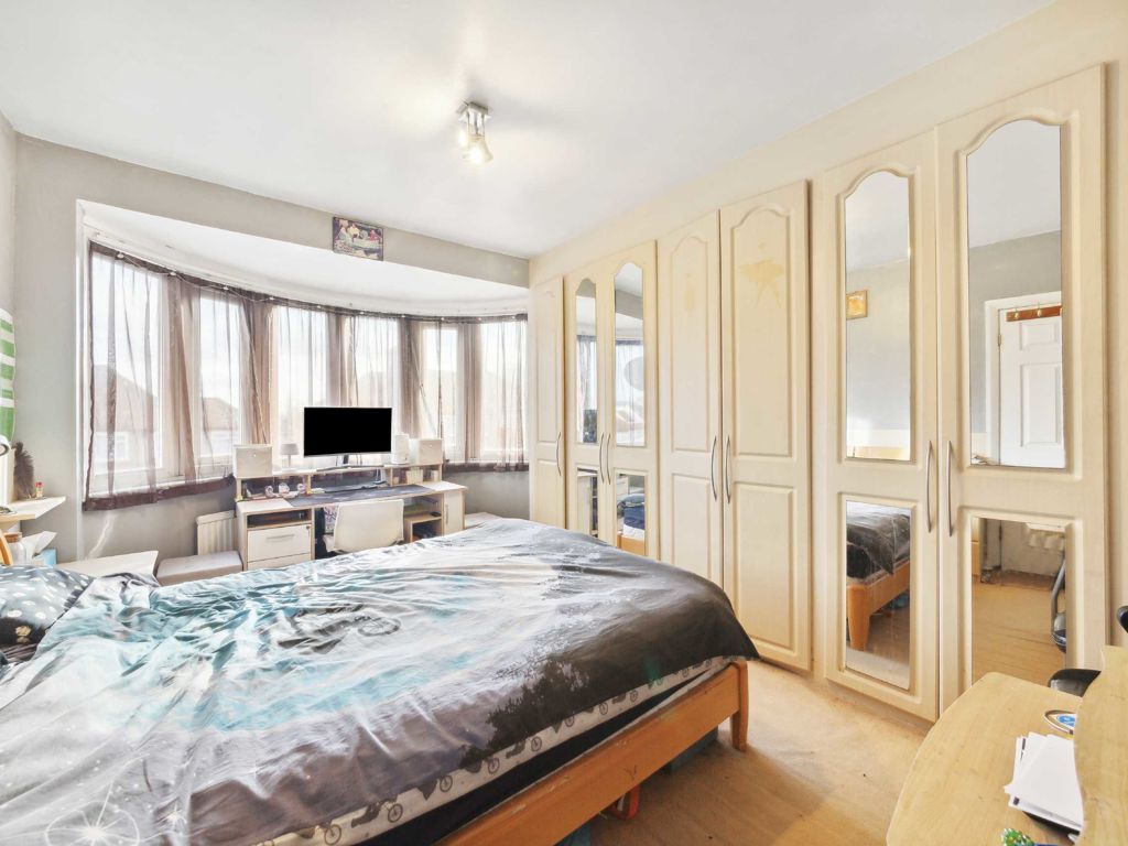 4 bed property for sale in Covington Way, London SW16, £750,000