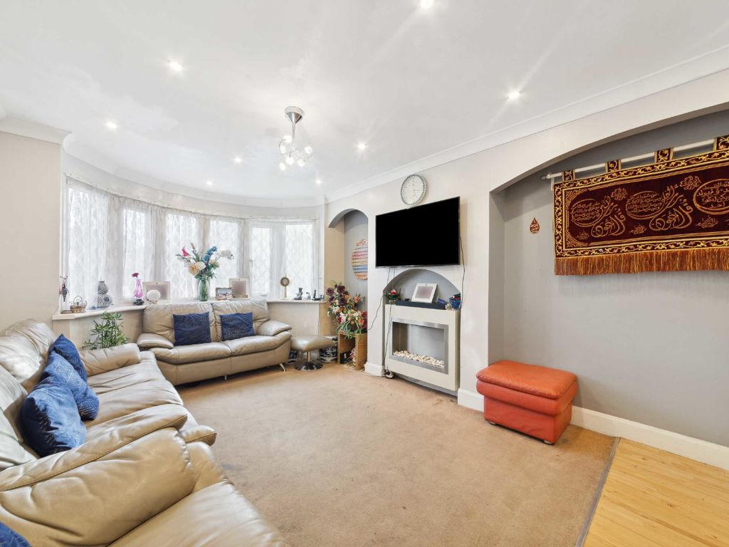 4 bed property for sale in Covington Way, London SW16, £750,000