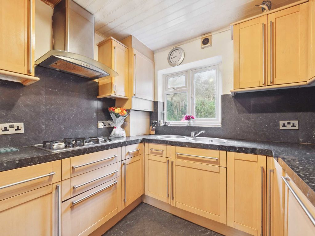 4 bed property for sale in Covington Way, London SW16, £750,000
