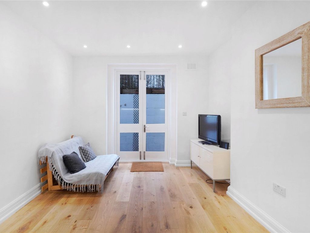 2 bed flat for sale in Marlborough Road, Archway, London N19, £550,000