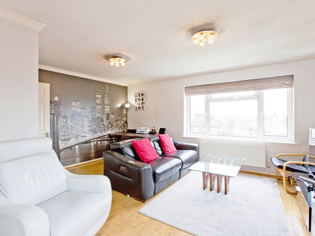 2 bed flat for sale in Lyonsdown Road, New Barnet, Barnet EN5, £383,000