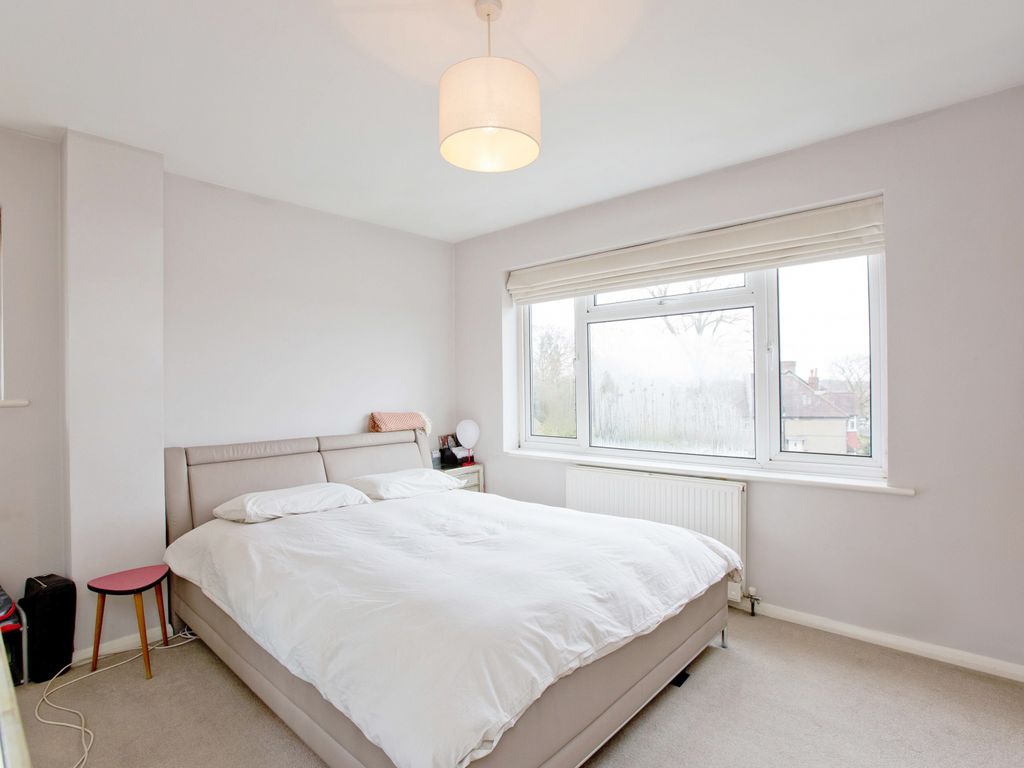 2 bed flat for sale in Lyonsdown Road, New Barnet, Barnet EN5, £383,000