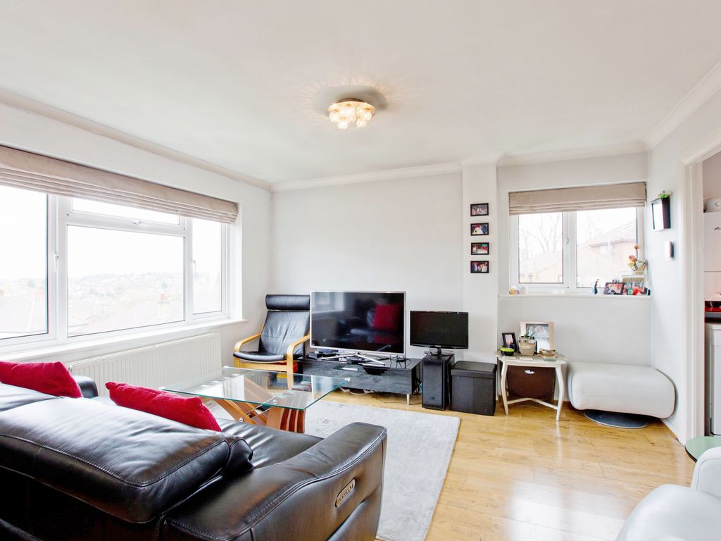 2 bed flat for sale in Lyonsdown Road, New Barnet, Barnet EN5, £383,000