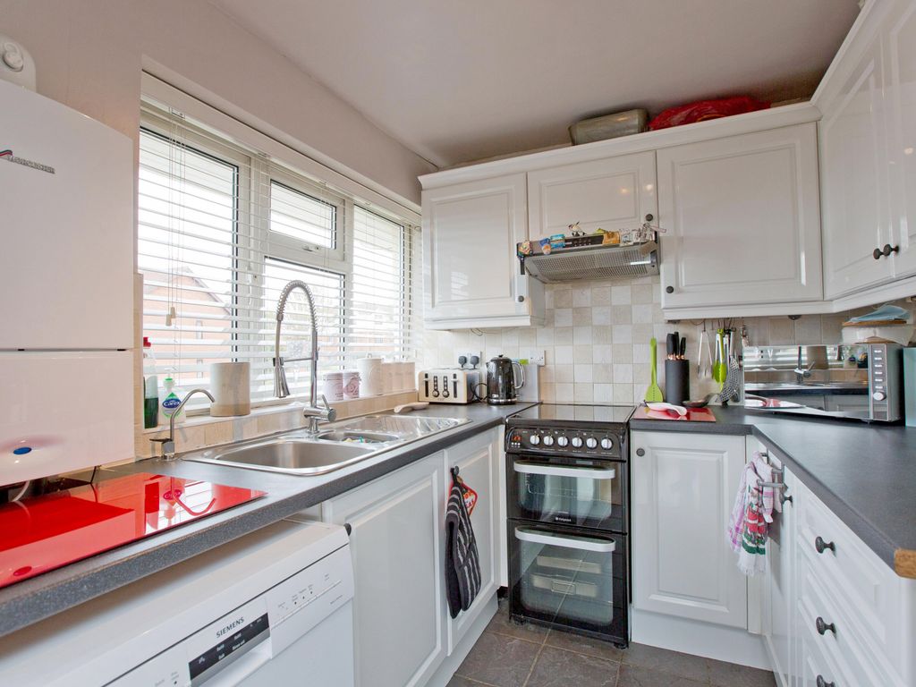 2 bed flat for sale in Lyonsdown Road, New Barnet, Barnet EN5, £383,000