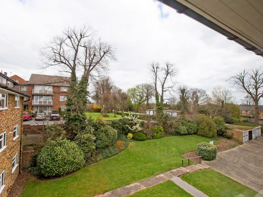 2 bed flat for sale in Lyonsdown Road, New Barnet, Barnet EN5, £383,000