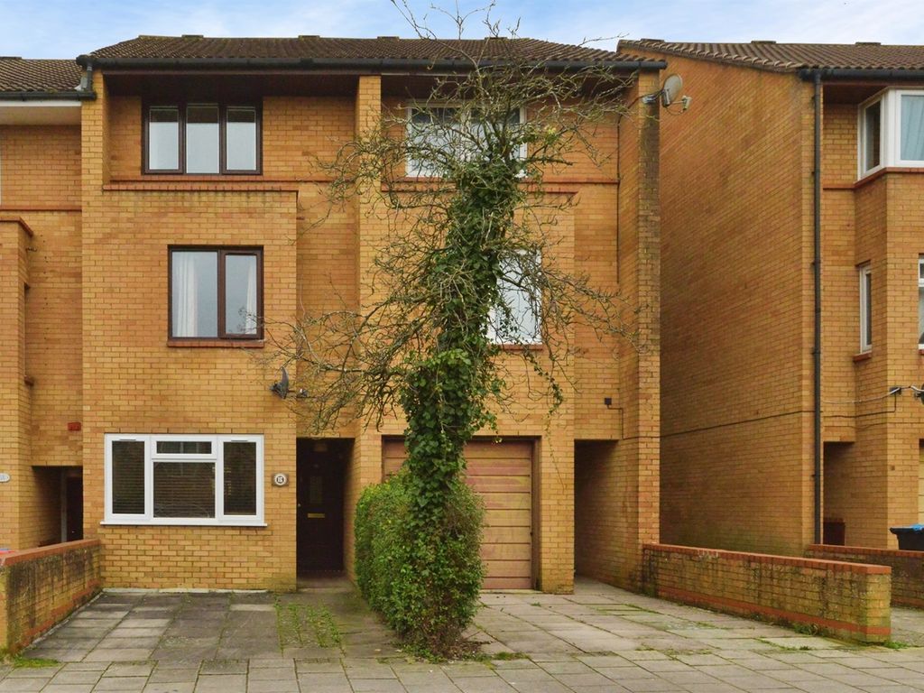 4 bed town house for sale in Shackleton Place, Oldbrook, Milton Keynes MK6, £325,000