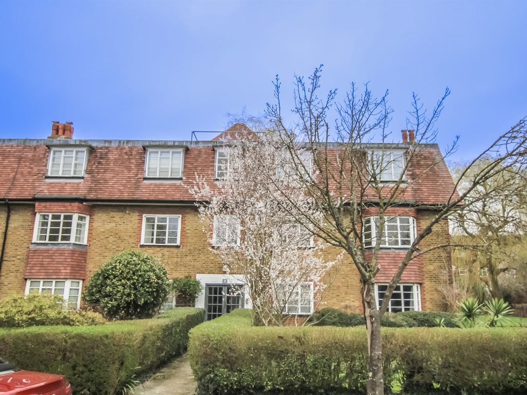 2 bed flat to rent in Denison Close, Hampstead Garden Suburb N2, £1,950 pcm