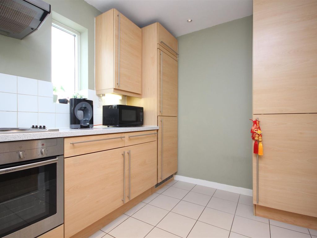 1 bed flat to rent in Westway, East Acton W12, £1,798 pcm
