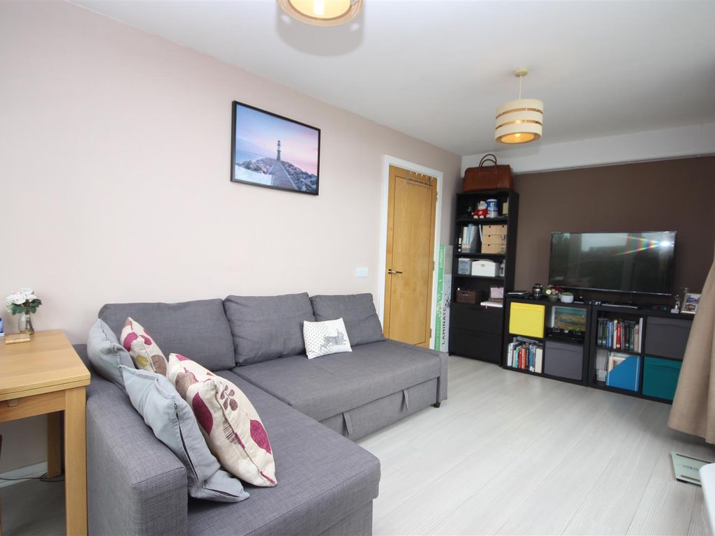 1 bed flat to rent in Westway, East Acton W12, £1,798 pcm