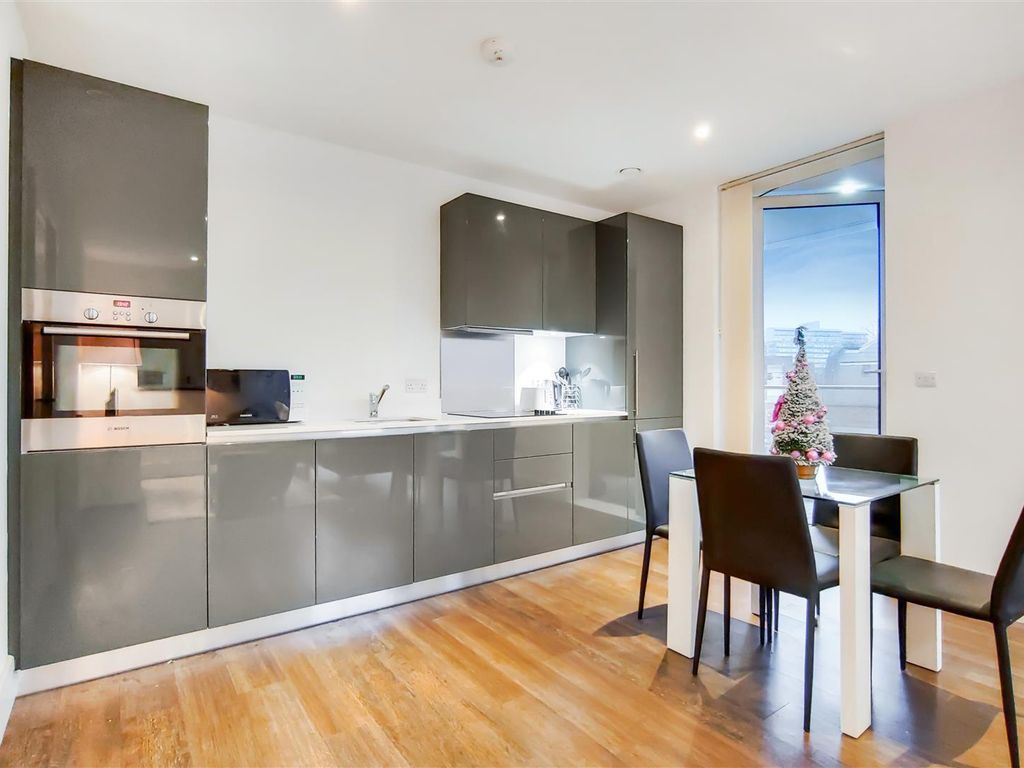 2 bed flat for sale in Plumstead Road, London SE18, £550,000