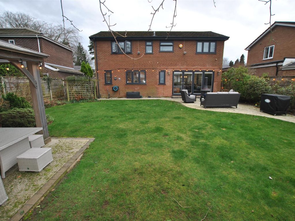 4 bed detached house for sale in Summerfield Place, Wilmslow, Cheshire SK9, £895,000