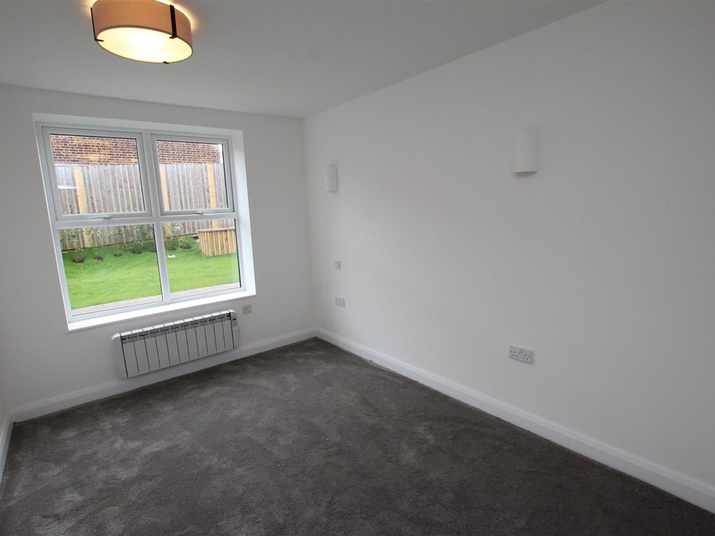 2 bed flat to rent in Chapeltown Road, Bromley Cross, Bolton BL7, £1,450 pcm