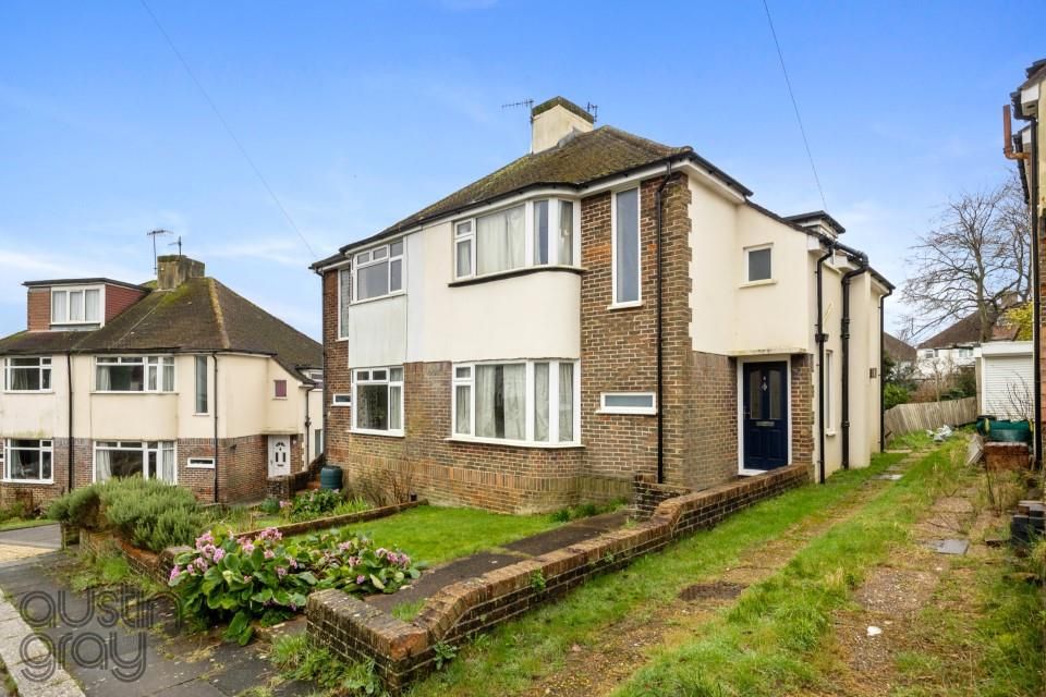 3 bed property for sale in Thornhill Close, Hove BN3, £450,000