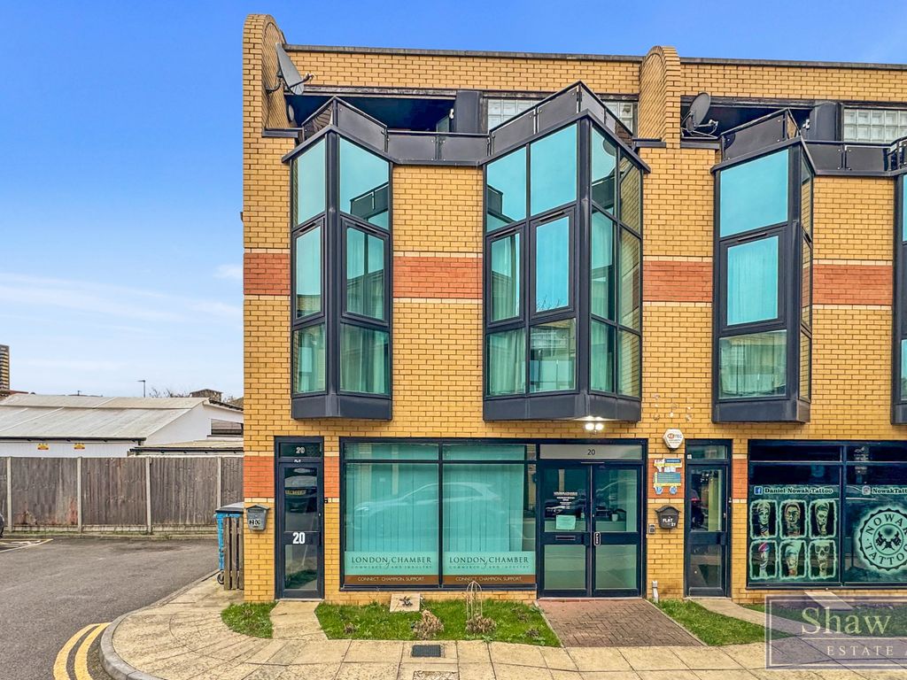 2 bed flat for sale in Hanworth Road, Hounslow TW3, £525,000