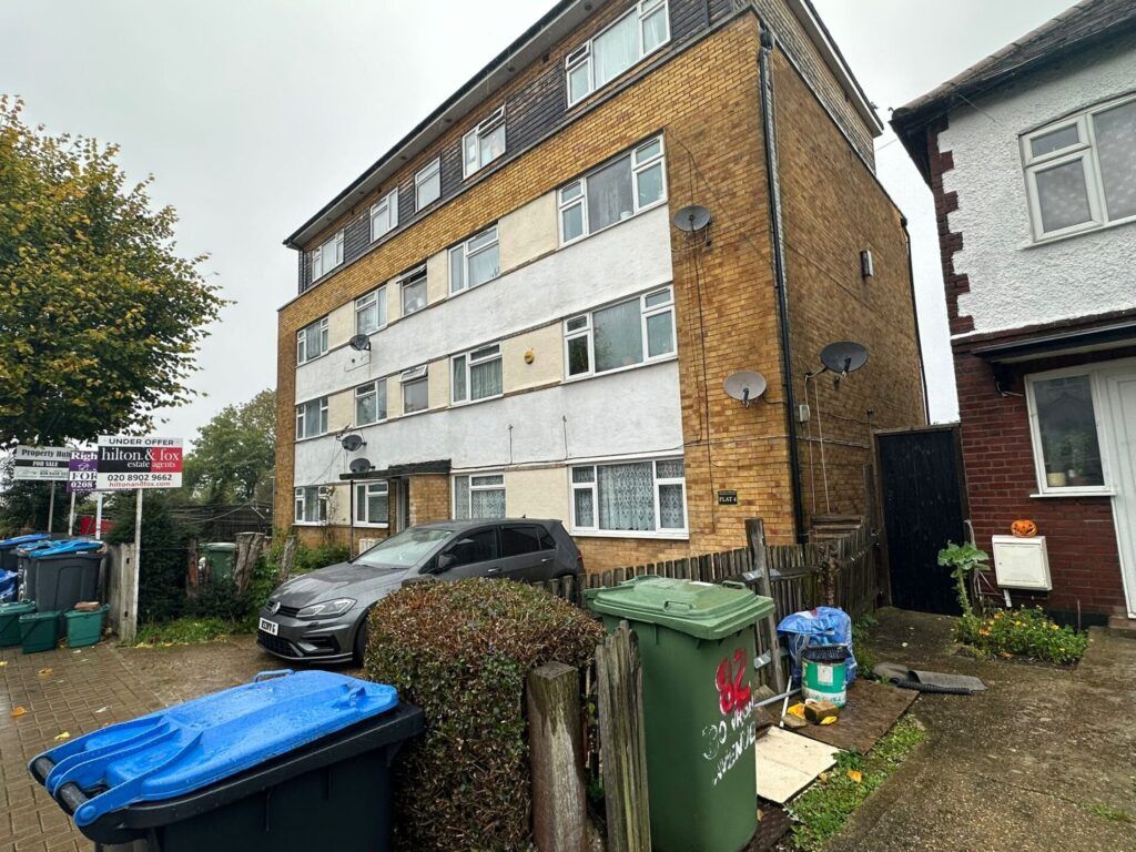 2 bed flat for sale in Bowrons Avenue, Wembley HA0, £375,000