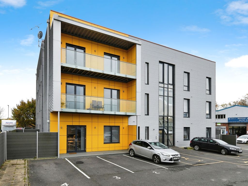 2 bed flat for sale in Tallon Road, Hutton, Brentwood CM13, £4,000,000