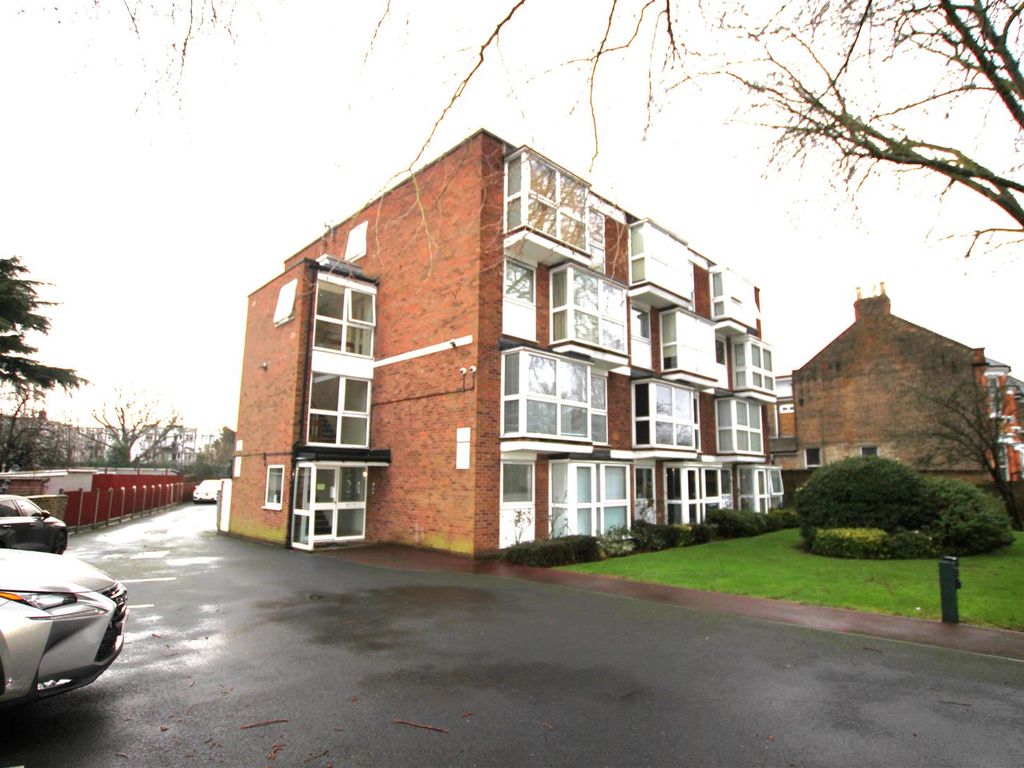 2 bed flat to rent in Heath Court, Hollybush Hill, Wanstead E11, £2,000 pcm