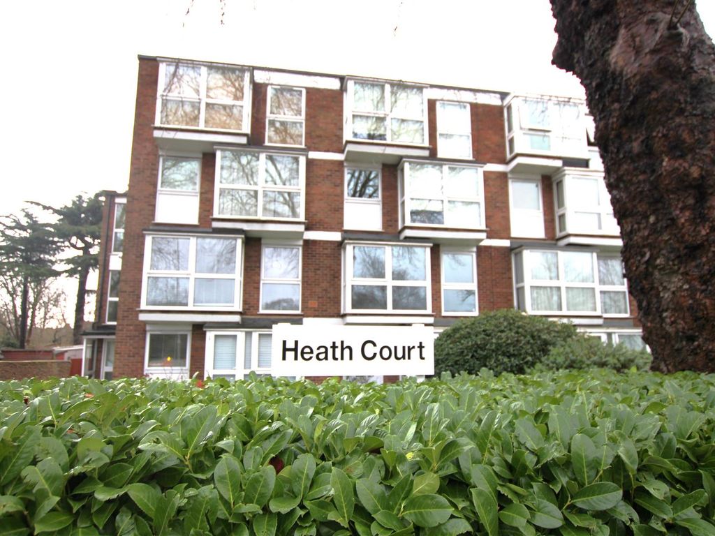 2 bed flat to rent in Heath Court, Hollybush Hill, Wanstead E11, £2,000 pcm