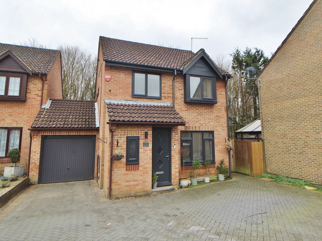 3 bed link detached house for sale in Edgefield Grove, Waterlooville PO7, £385,000