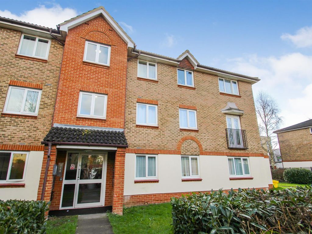 2 bed flat for sale in Bodiam Court, Maidstone ME16, £200,000