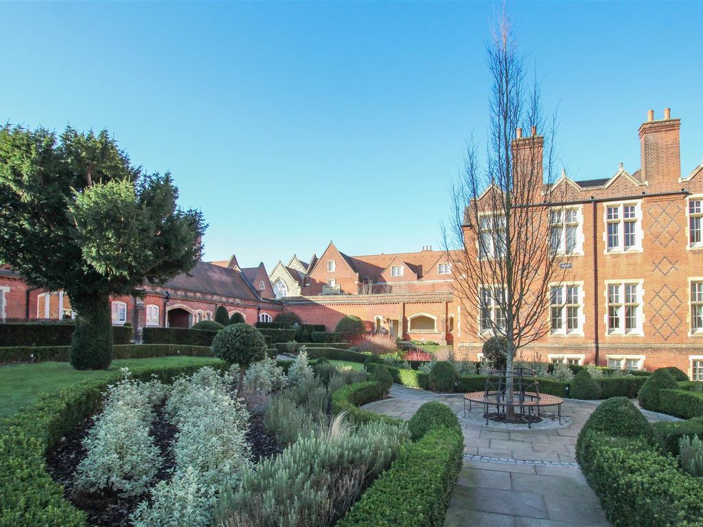 2 bed flat for sale in The Galleries, Warley, Brentwood CM14, £500,000