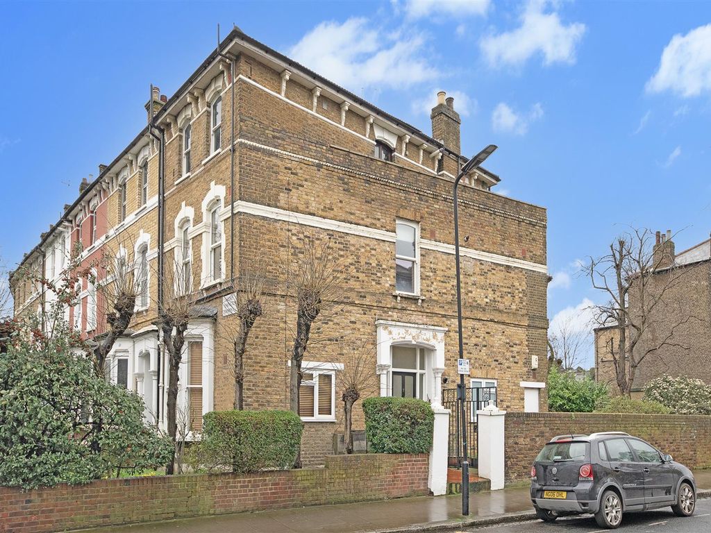 2 bed flat to rent in Stoke Newington Common, London N16, £2,250 pcm
