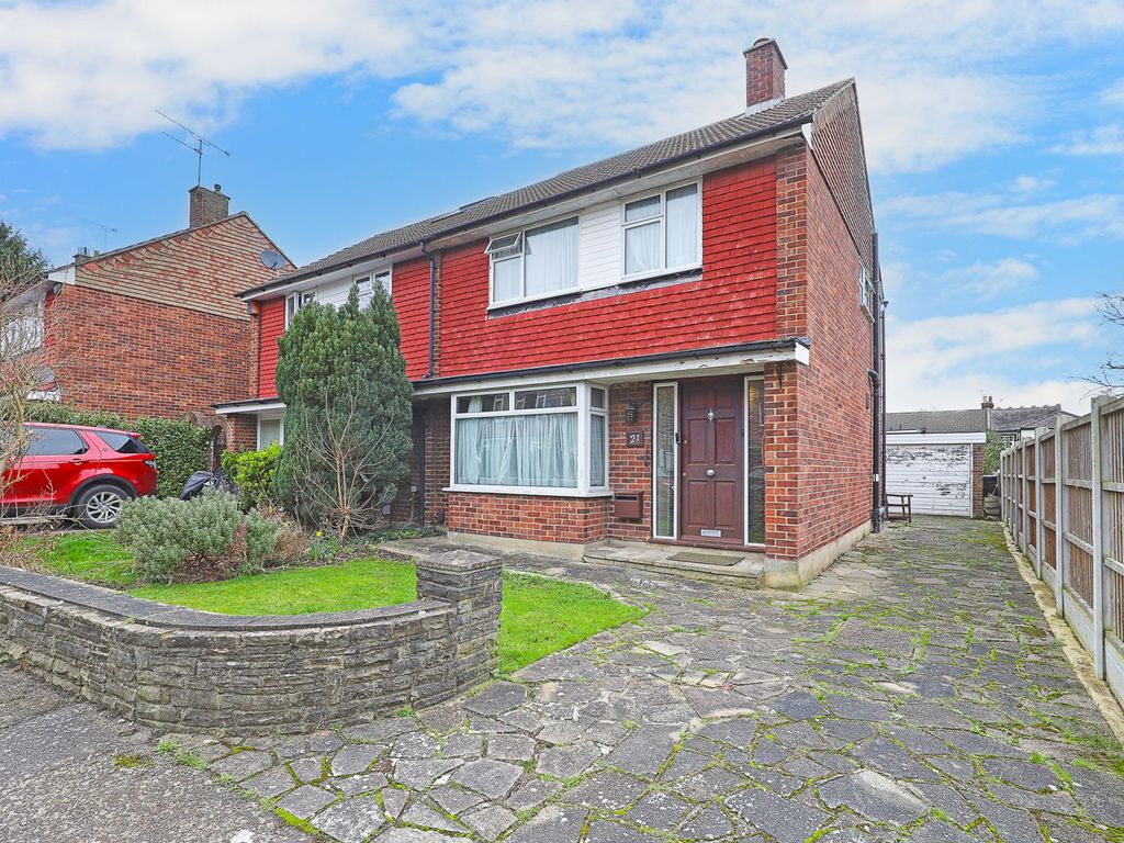 3 bed semi-detached house for sale in Wimborne Close, Buckhurst Hill IG9, £675,000