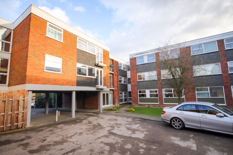 2 bed flat for sale in Ardleigh Court, Shenfield, Brentwood CM15, £360,000