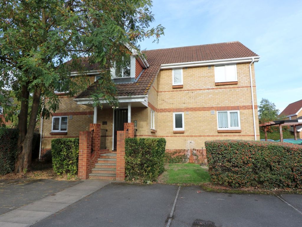 1 bed flat to rent in Egham, Surrey TW20, £950 pcm