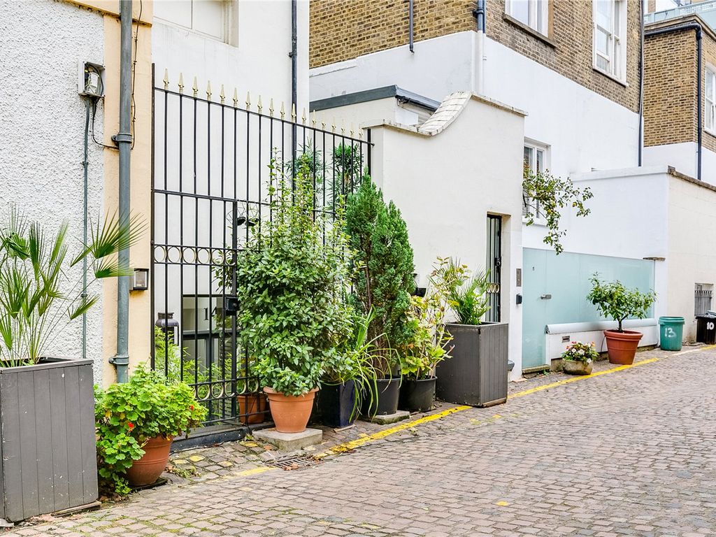 2 bed flat for sale in Cornwall Mews South, South Kensington SW7, £895,000