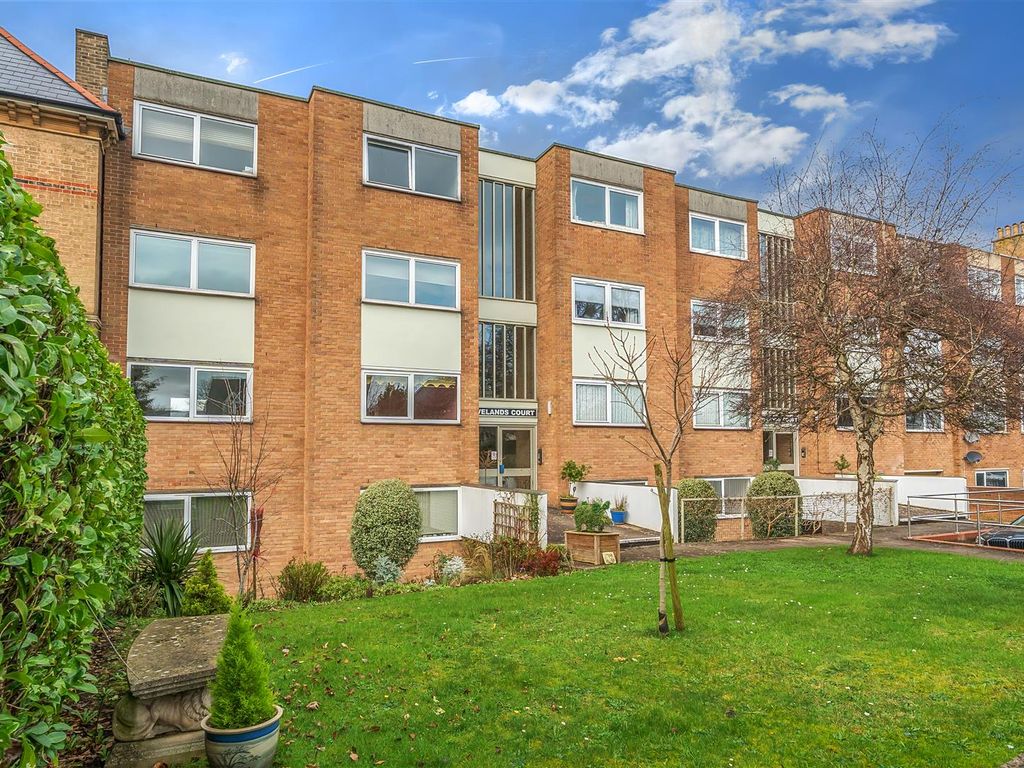 2 bed flat for sale in Trull Road, Taunton TA1, £220,000