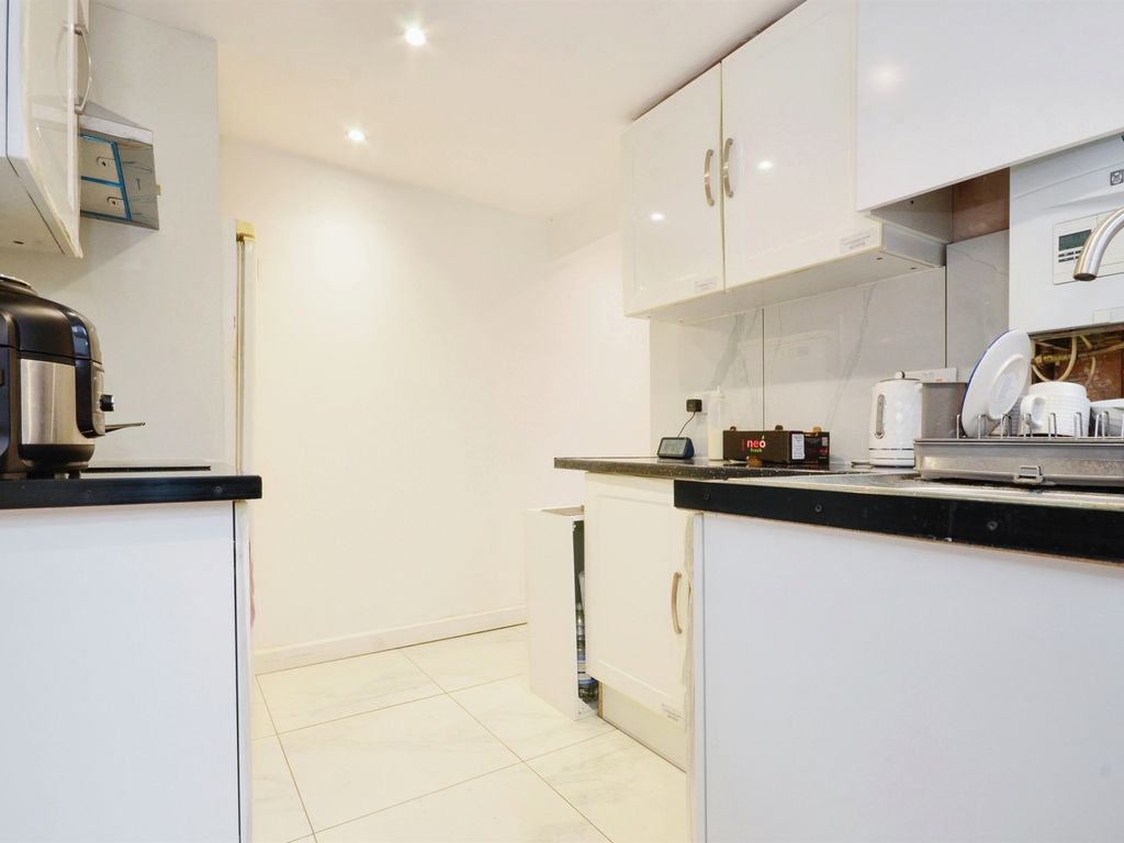 2 bed flat for sale in Harwoods Road, Watford WD18, £200,000